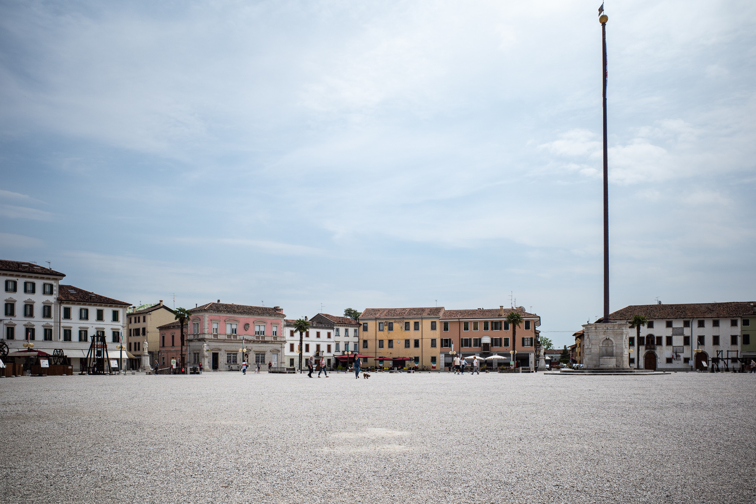 Die weite Piazza Grande von Palmanova mit ihrem Fahnenmast